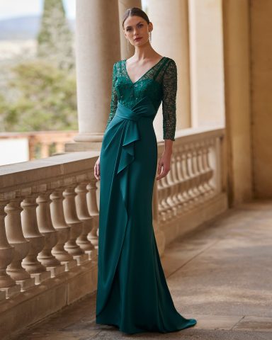 Vestido largo verde esmeralda con mangas largas y drapeado en la cintura.