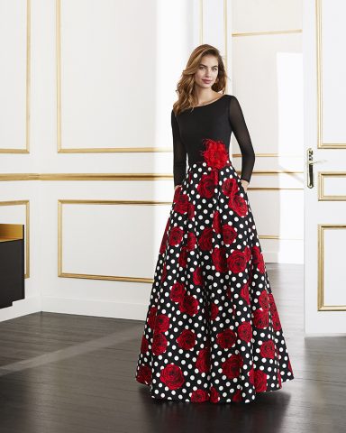 Vestido largo con flores rojas sobre fondo de cuadros negros y blancos. Manga larga negra.