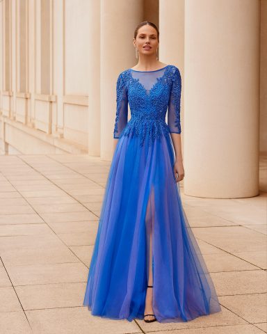 Vestido largo azul con encaje y detalle de abertura en la falda.
