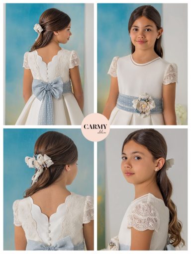Niña en un vestido blanco con cinta azul, peinada con trenzas y adornos florales.